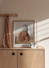 Cuadro decorativo de estilo minimalista y fotografía colocado en dormitorio infantil, fotografía personalizada infantil con estilo cálido y delicado, modelo Fotografía Personalizada Esencia