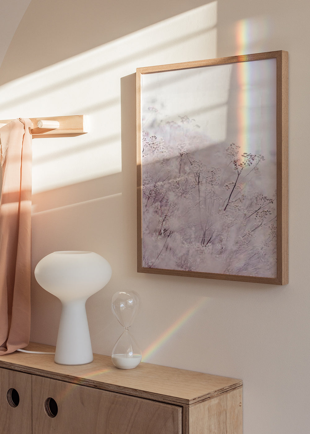 Quadro minimalista com flores silvestres em tons brancos e fundo etéreo, ideal para decorações nórdicas. Disponível em kudeko.com