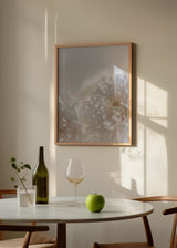 Quadro de flores brancas em primeiro plano com luz suave, ideal para decorações modernas e nórdicas. Disponível em kudeko.com