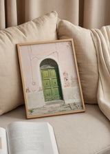 Cuadro decorativo de estilo minimalista y fotografía colocado en salón, puerta verde mediterránea, modelo The Green Door