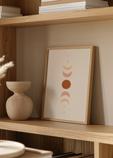 Wandbild mit Komposition aus Mondphasen in Kreisen und Halbmonden, cremefarbener Hintergrund, Terrakotta, Altrosa, Beige und Pfirsich, minimalistischer Stil. Erhältlich auf kudeko.com