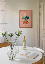 Quadro ilustrado colorido com saco de rede, laranjas e legumes, de Bea Muller. Disponível em kudeko.com