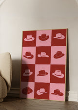 Gerahmtes Wandbild mit Raster aus Cowboyhüten in Rosa und Terrakottarot, grafische Komposition im Retro-Look und Pop-Art-Stil für moderne Wandgestaltung. Erhältlich auf kudeko.com
