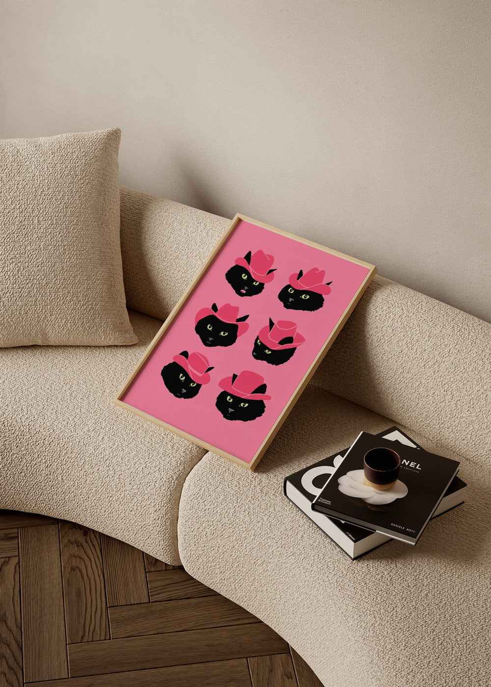 Gerahmtes Wandbild mit sechs schwarzen Katzengesichtern, rosa Cowboyhüten, rosafarbenem Hintergrund, gelben Augen und grafischem Tiermotiv-Stil. Erhältlich auf kudeko.com
