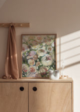 Quadro com ramo floral de rosas e peónias em tons de creme, rosa envelhecido, branco e verde suave, sobre fundo cinzento-claro, de estilo floral delicado. Disponível em kudeko.com