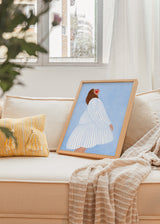 Tableau illustré coloré représentant une femme avec robe blanche et bleue, de Bea Muller. Disponible sur kudeko.com