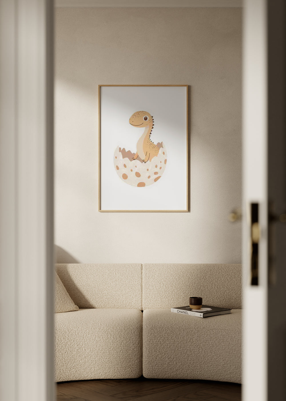 Wandbild mit beigem Baby-Dinosaurier aus einem gesprenkelten Ei, vor weißem Hintergrund, in Sand- und Cremetönen, mit kindlichem Stil für Babyzimmer oder Kinderzimmer. Erhältlich auf kudeko.com