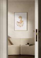 Wandbild mit beigem Baby-Dinosaurier aus einem gesprenkelten Ei, vor weißem Hintergrund, in Sand- und Cremetönen, mit kindlichem Stil für Babyzimmer oder Kinderzimmer. Erhältlich auf kudeko.com