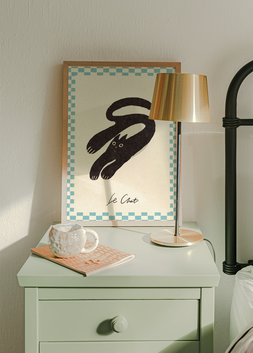 Cuadro decorativo de estilo minimalista y ilustración colocado en habitación infantil, gato negro minimalista de aire retro, modelo Le Chat