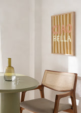 Cuadro decorativo de estilo minimalista y ilustración colocado en recibidor, tipografía decorativa con rayas cálidas, modelo CIAO BELLA III
