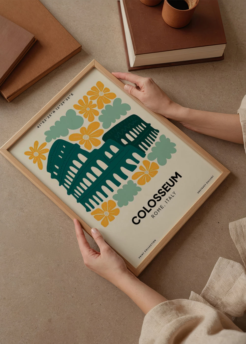 Cuadro decorativo de estilo minimalista y ilustración colocado en salón, Ilustración floral del Coliseo Romano, modelo Coliseo Romano