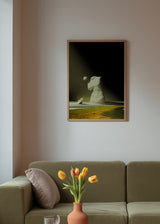 Wandbild mit Weltraumlandschaft, weißem Torso einer klassischen Skulptur, schwebenden Kugeln, goldenem und olivgrünem Boden, schwarzem Hintergrund und abstraktem surrealem Stil. Erhältlich auf kudeko.com