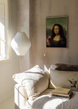 Wandbild im Pop-Art-Stil der Mona Lisa mit goldenen Patches auf den Augen und einem Weinglas, markante dekorative Wirkung. Erhältlich auf kudeko.com