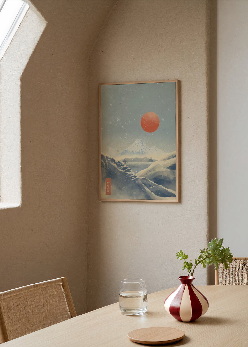 Wandbild mit japanischer Schneelandschaft, Fuji und roter Sonne im Japandi Stil, kudeko.com. Erhältlich auf kudeko.com