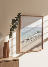 Cuadro decorativo de estilo minimalista y mar_y_playa colocado en salón, fotografía serena de playa con velero, modelo Beach_012