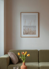 Tableau de dunes côtières avec hautes graminées face à la mer, en beige, sable, gris doux et blanc, dans un style nature et paysage épuré. Disponible sur kudeko.com