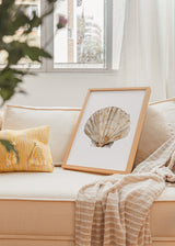 Cuadro decorativo de estilo minimalista y mar_y_playa colocado en salón, concha marina en tonos arena, modelo Coastal Art Brown VII