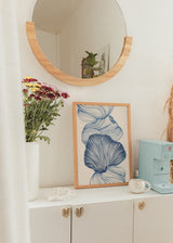 Cuadro decorativo de estilo minimalista y mar_y_playa colocado en salón, ilustración de coral azul costero, modelo Coastal Blue Coral III