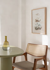 Wandbild mit drei Muscheln auf hellem Sand in Beige, Off-White, sanftem Grau und grünlichen Nuancen, im ruhigen Natur- und Landschaftsstil. Erhältlich auf kudeko.com