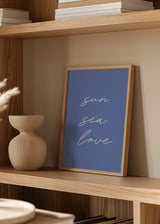 Cuadro decorativo de estilo minimalista y mar_y_playa colocado en salón, tipografía minimalista de inspiración marina, modelo Sun Sea Love