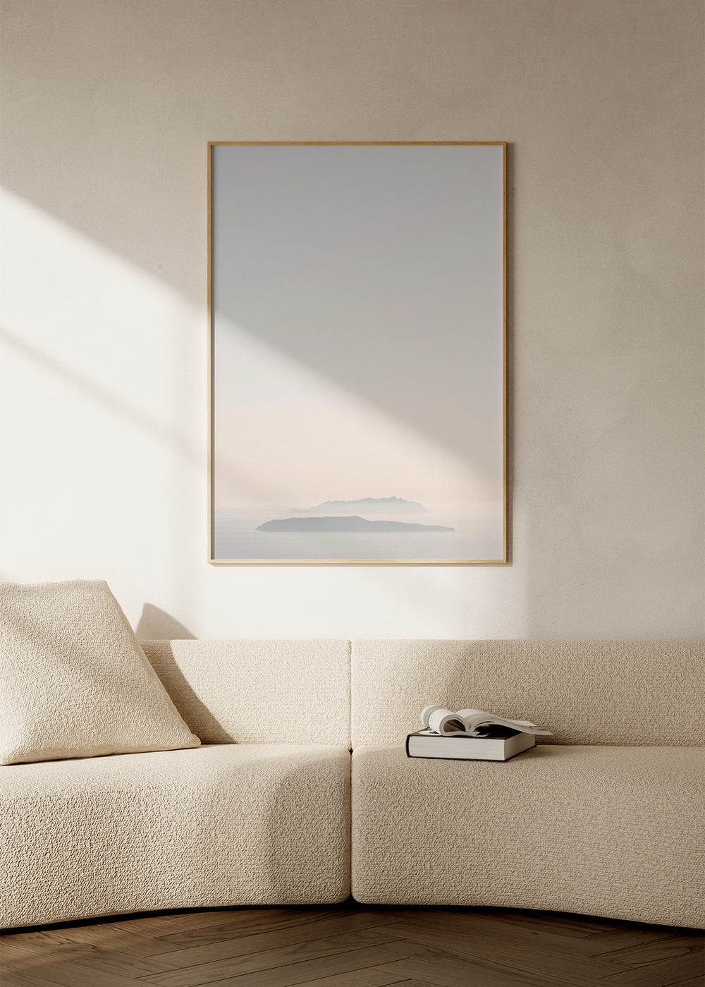 Wandbild mit fernen Inseln über ruhigem Meer, leichter Nebel, Beige, Hellgrau und Creme, in einem klaren Natur- und Landschaftsstil gestaltet. Erhältlich auf kudeko.com
