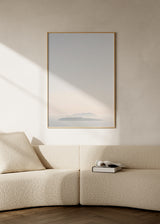 Tableau d’îles lointaines sur une mer calme, avec brume légère, tons beige, gris clair et crème, dans un style nature et paysage épuré. Disponible sur kudeko.com