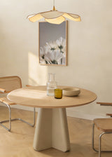Quadro minimalista com flores brancas, luz suave e fundo neutro, ambiente decorativo sóbrio e elegante. Disponível em kudeko.com