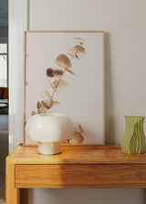 Cuadro decorativo de estilo minimalista y nórdico colocado en salón, rama de eucalipto en tonos dorados, modelo Eucalyptus Gold No 03