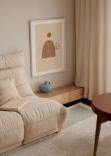 Quadro com formas orgânicas abstratas em bege, areia, terracota e castanho, traço curvo e detalhes dispersos, num estilo boémio e contemporâneo. Disponível em kudeko.com
