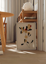 Wandbild mit abstrakter botanischer Komposition, sandgoldenen Kreisen, organischen schwarzen Formen, roten Details, hellbeigem Hintergrund und ausgewogenem zeitgenössischem Stil. Erhältlich auf kudeko.com