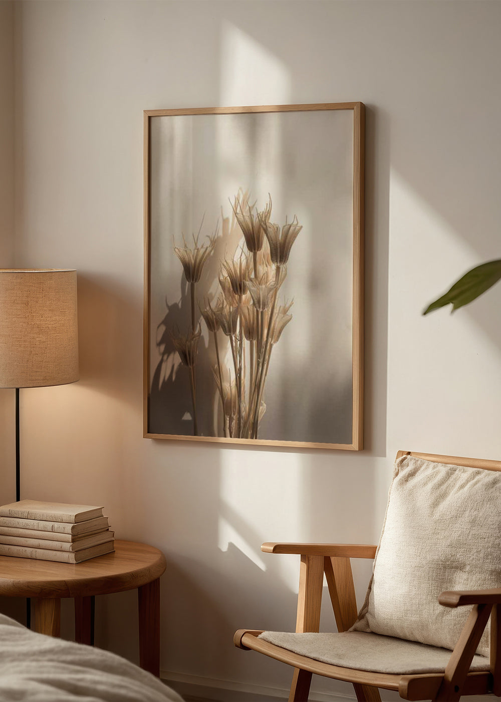 Minimalistisches Wandbild mit getrockneten Blumen im natürlichen Licht, die weiche Schatten auf einen neutralen Hintergrund werfen. Erhältlich auf kudeko.com