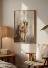 Cuadro decorativo de estilo minimalista y nórdico colocado en salón, fotografía floral en tonos beige suaves, modelo Last Summer 27
