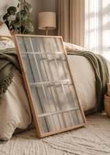Quadro minimalista de uma janela com sombras projetadas, ideal para uma decoração elegante e luminosa. Disponível em kudeko.com
