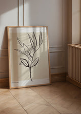 Wandbild mit botanischem Zweig, länglichen schwarzen Blättern auf hellbeigem Hintergrund, pflanzliche Komposition im minimalistischen Stil mit neutralen Farbtönen. Erhältlich auf kudeko.com