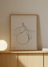 Gerahmtes Wandbild mit Birne und großen Blättern in feiner schwarzer Linienführung auf cremeweißem Hintergrund, klare minimalistische Komposition im zeitgemäßen Stil. Erhältlich auf kudeko.com