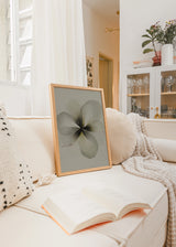 Cuadro decorativo de estilo minimalista y orgánico colocado en dormitorio, flor en acuarela serena, modelo Flor Serena