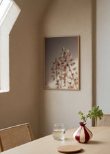 Wandbild im minimalistischen Stil mit getrockneten Blumen in warmen Farbtönen und sanftem Licht. Erhältlich auf kudeko.com