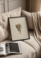 Cuadro decorativo de estilo minimalista y ilustración colocado en salón, rana abrazada a una hoja en estilo delicado, modelo Abrazo Anfibio