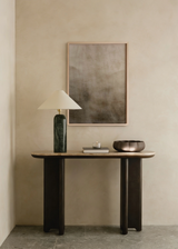 Cuadro decorativo de estilo minimalista y orgánico colocado en salón, textura abstracta en tonos tierra, modelo Aged Wall Texture