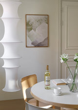 Cuadro decorativo de estilo minimalista y orgánico colocado en salón, collage abstracto en tonos neutros y salvia, modelo Appealing Collage