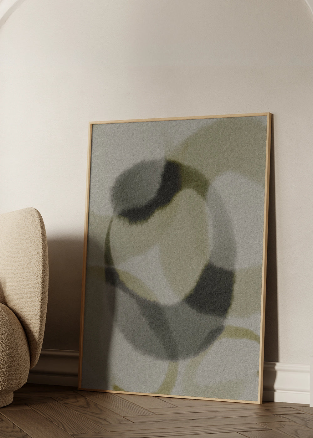 Dekoratives Wandbild im minimalistischen und organischen Stil in einem Wohnzimmer, organische abstrakte Komposition in Aschgrau-Tönen, Modell Aura Ceniza. Erhältlich auf kudeko.com