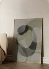 Cuadro decorativo de estilo minimalista y orgánico colocado en salón, composición abstracta orgánica en tonos ceniza, modelo Aura Ceniza