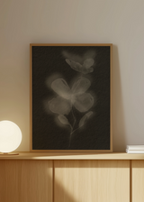 Cuadro decorativo de estilo minimalista y orgánico colocado en salón, flor botánica en blanco y negro, modelo Black Biophilic Flower II