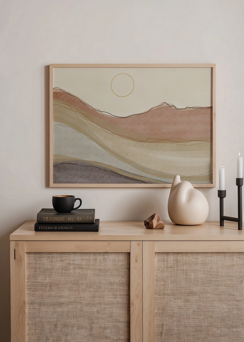 Wandbild im dekorativen minimalistischen und organischen Stil in einem Wohnzimmer, Wüstenlandschaft im Boho-Stil in Erdtönen, Modell Boho Desert Landscape. Erhältlich auf kudeko.com