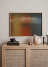 Cuadro decorativo de estilo minimalista y orgánico colocado en salón, composición abstracta en tonos cálidos y azulados, modelo Burgeoning Surge