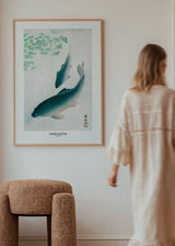 Tableau avec deux carpes koi nageant dans un style Japandi, ambiance décorative épurée et naturelle. Disponible sur kudeko.com