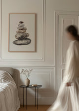 Tableau avec pierres empilées en équilibre, tons gris, beige, brun et noir, fond blanc et style minimaliste apaisant pour décoration intérieure zen. Disponible sur kudeko.com