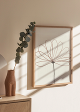 Cuadro decorativo de estilo minimalista y orgánico colocado en salón, flor minimalista de línea continua, modelo Delicate Petals