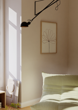 Cuadro decorativo de estilo minimalista y orgánico colocado en salón, flor minimalista de líneas suaves, modelo Delicate Petals