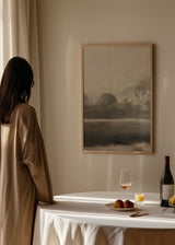 Quadro com paisagem enevoada, árvores difusas, água tranquila, tons de cinzento, bege e antracite, em estilo natureza e paisagem com composição suave e atmosférica. Disponível em kudeko.com